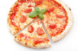 fetta di pizza margherita su sfondo bianco