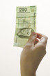 mano sosteniendo un billete