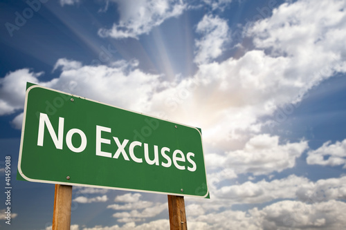 Foto: No Excuses Green Road Sign and Clouds No Excuses Green Road Sign and Clouds
