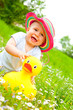 baby mit spielzeug