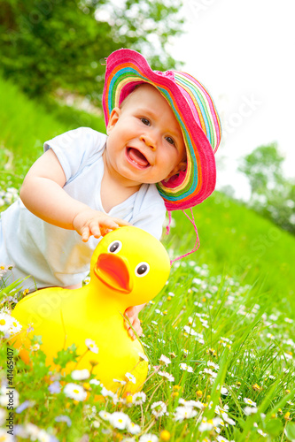 Photo: baby mit spielzeug baby mit spielzeug