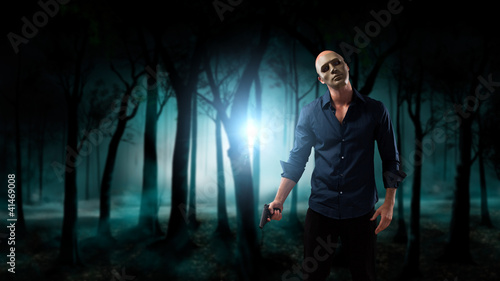 Photo: maskierter Angreifer im Wald maskierter Angreifer im Wald