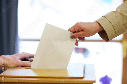 Photo: Stimmzettel in Wahlurne Stimmzettel in Wahlurne