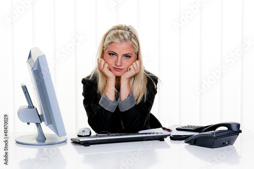 Photo: Frau mit Stress im Büro Frau mit Stress im Büro