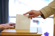 Stimmzettel in Wahlurne
