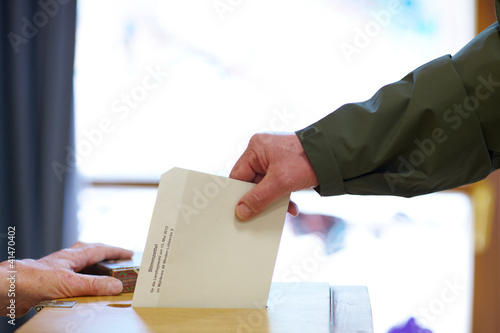Foto: Stimmzettel in Wahlurne Stimmzettel in Wahlurne