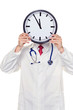 Arzt im Stress mit Uhr vor Kopf