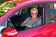 Senior als Autofahrer im Auto.