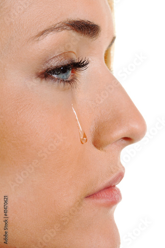 Photo: Traurige Frau weint Träne Traurige Frau weint Träne