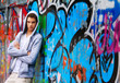 Foto: Cool blickender Jugendlicher Mann vor Graffiti Cool blickender Jugendlicher Mann vor Graffiti