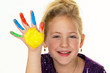 Kind malt mit Fingerfarben