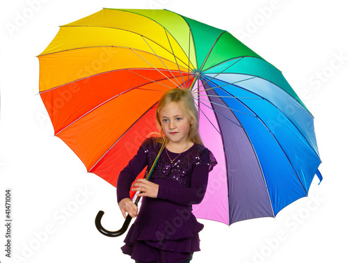 Foto: Kind mit einem bunten Regenschirm Kind mit einem bunten Regenschirm