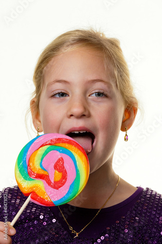 Photo: kleines Kind mit einem Schlecker kleines Kind mit einem Schlecker