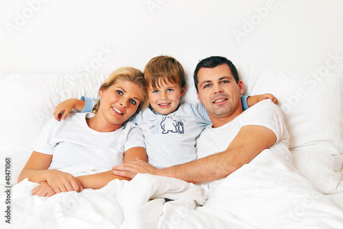 Foto: Familie liegt am Morgen im Bett Familie liegt am Morgen im Bett