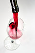 versare vino rosso nei bicchieri