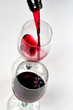 versare vino rosso nei bicchieri