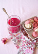 Gelatina di melograno con macarons e cupcake