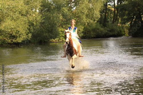 Photo: galopp durch den bach galopp durch den bach