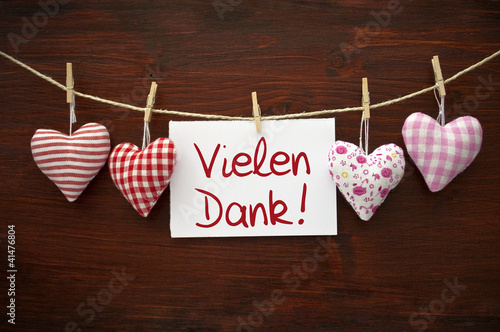 Photo: 4 Stoffherzen mit Karte und Vielen Dank auf Holzbrett 4 Stoffherzen mit Karte und Vielen Dank auf Holzbrett