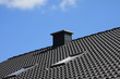 Hausdach mit Schornstein und Fenster