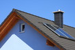 Dachgiebel mit Schornstein und Solarzellen