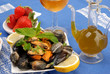 COZZE E VONGOLE CON FRAGOLE COZZE E VONGOLE CON FRAGOLE