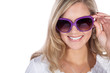 Hübsche Frau blickt durch Sonnenbrille und lacht Hübsche Frau blickt durch Sonnenbrille und lacht