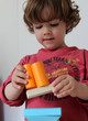enfant jouant à empiler des formes