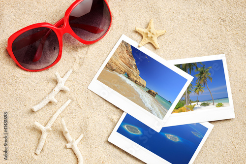 Foto: A sunglasses, few photos, starfish and corals on a beach A sunglasses, few photos, starfish and corals on a beach