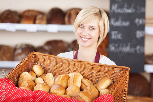 Foto: freundliche verkäuferin mit brötchen freundliche verkäuferin mit brötchen