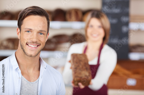 Foto: lächelnder kunde in der bäckerei lächelnder kunde in der bäckerei