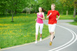 Foto: Young man and woman jogging outdoors Young man and woman jogging outdoors
