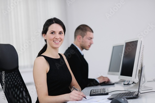 Foto: business people group working in customer and help desk office business people group working in customer and help desk office