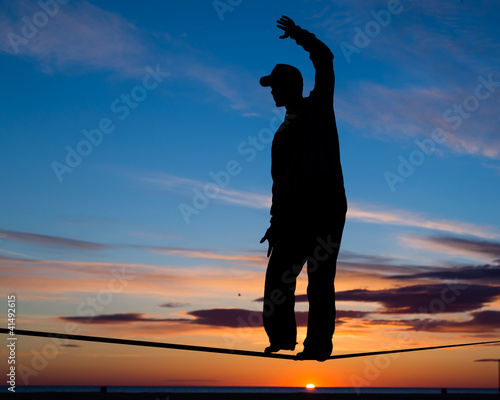 Photo: Silhouette auf der Slackline Silhouette auf der Slackline