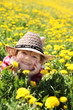 kleine Dame mit Hut in Sommerwiese