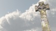 Kreuz vor wolkigem Himmel
