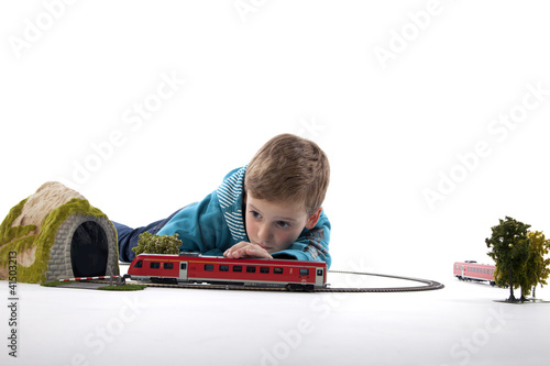 Photo: Junge spielt mit Eisenbahn Junge spielt mit Eisenbahn