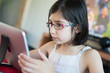 Petite fille et tablette