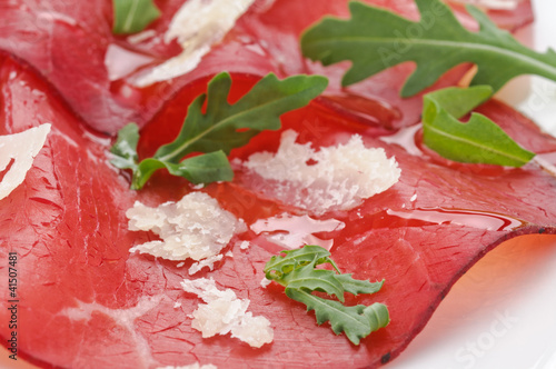 Photo: Bresaola con rucola e scaglie di parmigiano, close-up Bresaola con rucola e scaglie di parmigiano, close-up