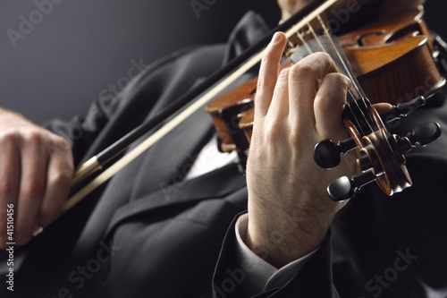 Photo: the violinist: close up the violinist: close up