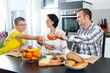Junge Familie sitz am Eßtisch