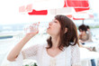 Foto: Beautiful young woman drinking water. Portrait of asian woman. Beautiful young woman drinking water. Portrait of asian woman.