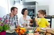 Junge Familie bei Frühstück
