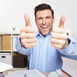 Jubelnder Student am Schreibtisch