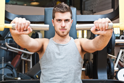 Foto: Man training in a gym Man training in a gym