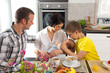 Familie am Früstückstisch