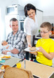 Mutter bedient Familie am Esstisch