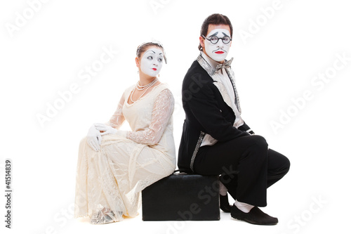 Foto: studio shot of two mimes sitting on suitcase studio shot of two mimes sitting on suitcase