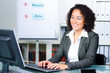 junge frau im büro schreibt am computer