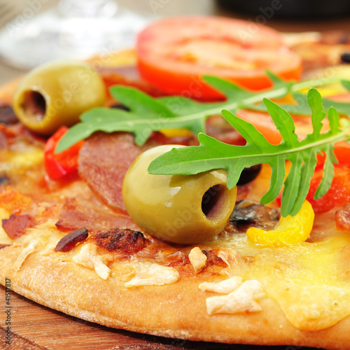 Photo: Pizza mit Oliven und Rucola Pizza mit Oliven und Rucola